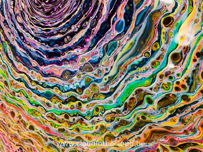 Eigen werk - Acryl gieten/Pouring - 'Rimpelingen in alle kleuren van de regenboog'