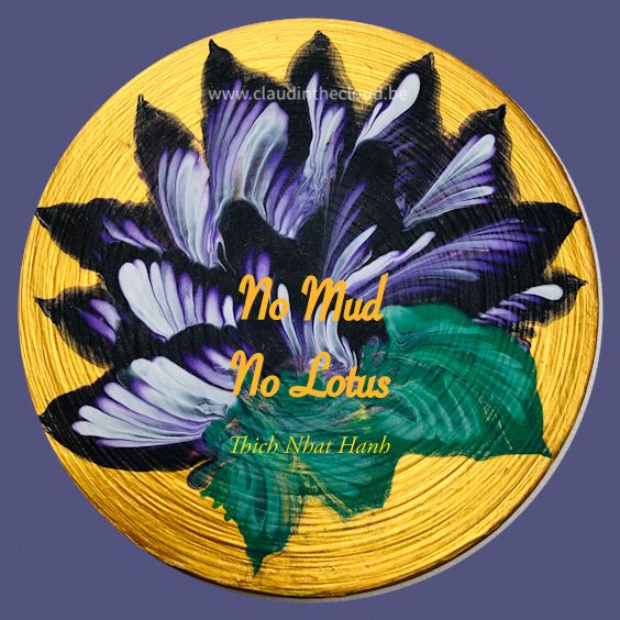 Eigen werk zonder penseel – ‘Achtste gouden chakra oftewel hogere bewustzijn’ – Acrylgieten op houten ronde schijf (10 cm diameter)